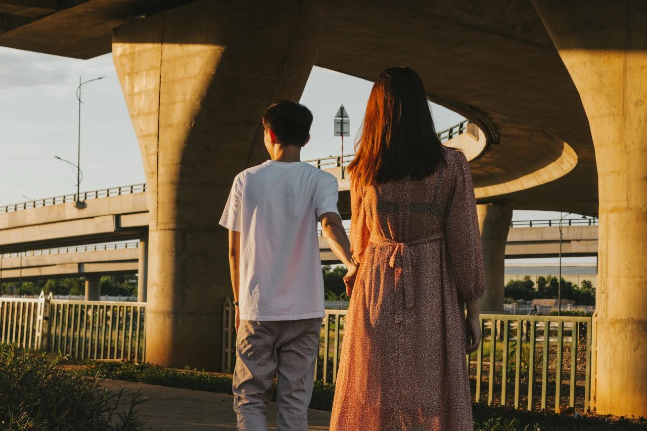 Sztuka paznokci ombre - subtelne przejścia kolorystyczne w stylizacji jesiennej