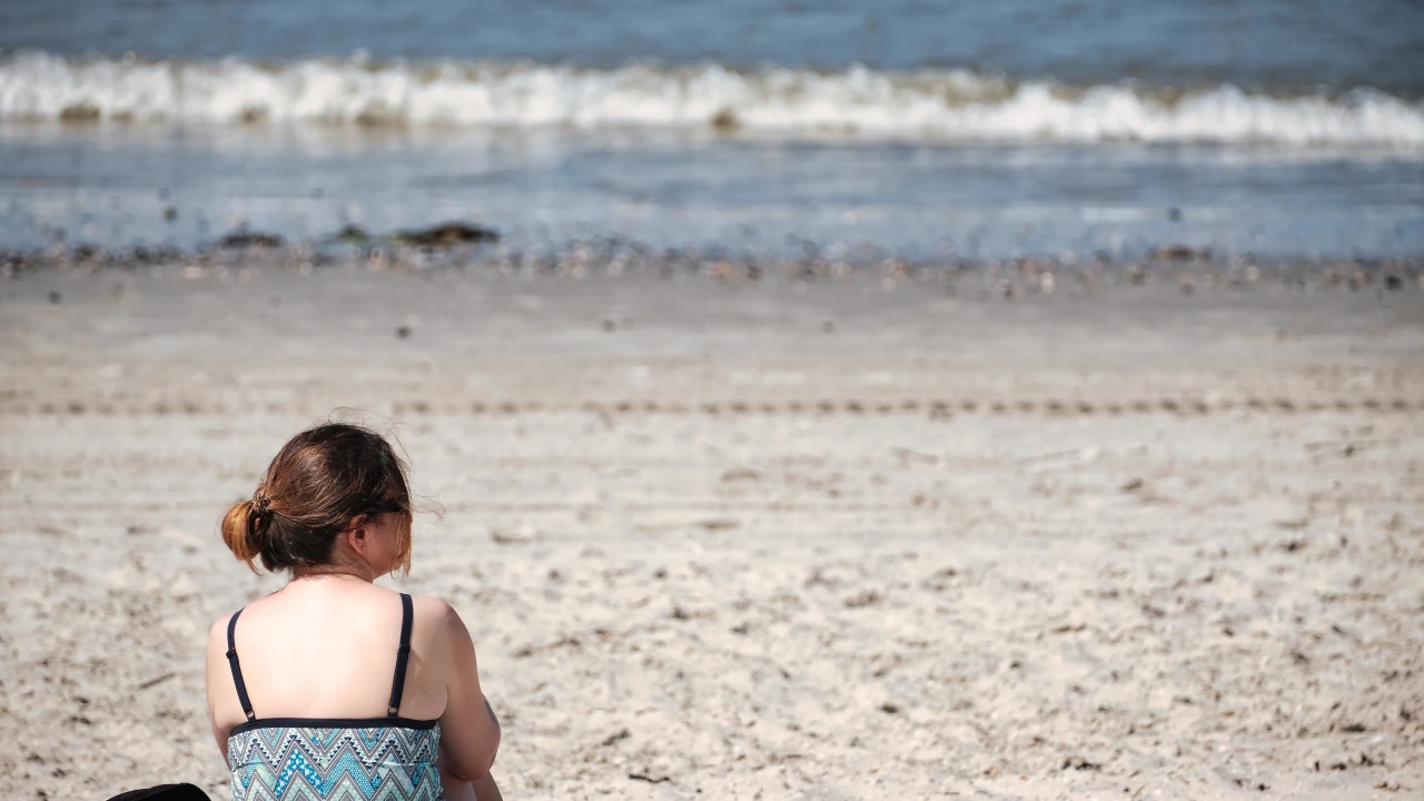 Wysoki i subtelny wygląd - miętowe paznokcie z delikatnym różowym akcentem