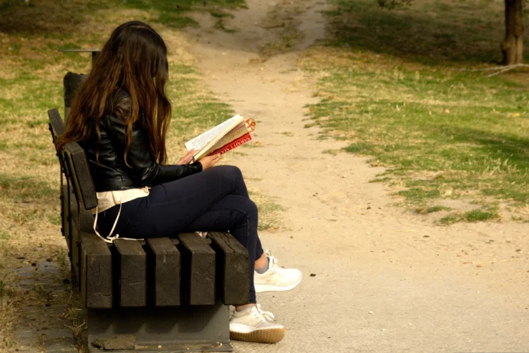 Zdecydowane połączenie kolorów - paznokcie w neonowym różu z czarnym akcentem