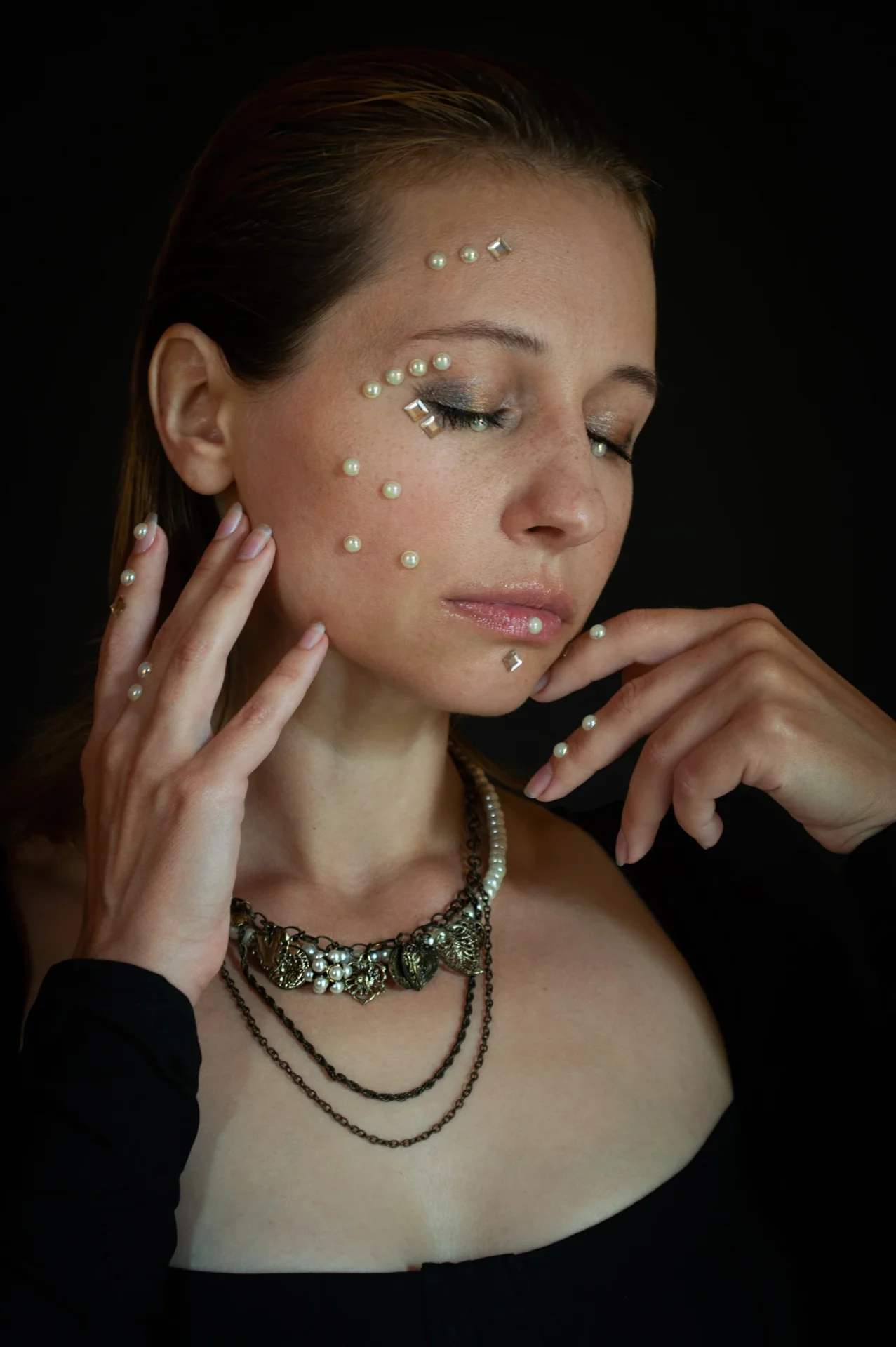 Zielone paznokcie - uderzający kolor w palecie jesiennych barw